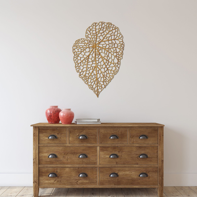 Stylish wooden decoration with a natural leaf motif