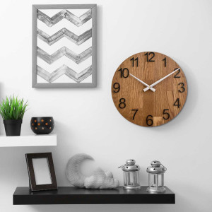 Clock made of solid wood with engraved numbers and a natural pattern. 2