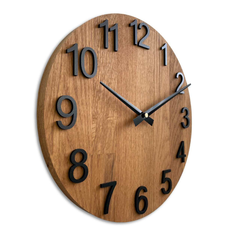 Minimalist circular clock with numbers and hands