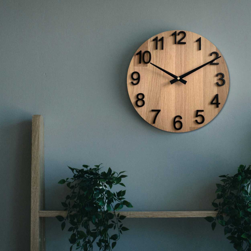 Large wall clock as a dominant element of the interior