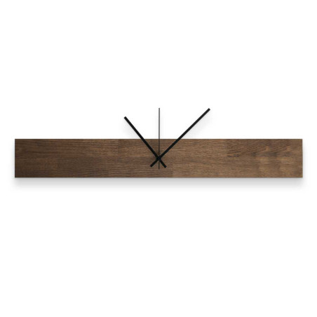 Minimalist wooden clock with a central axis and a clean design