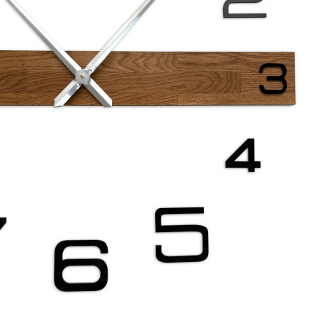 Wooden clock with a minimalist design and black, easy-to-read numbers. Wooden clock with a minimalist design and black, easy-to-read numbers.