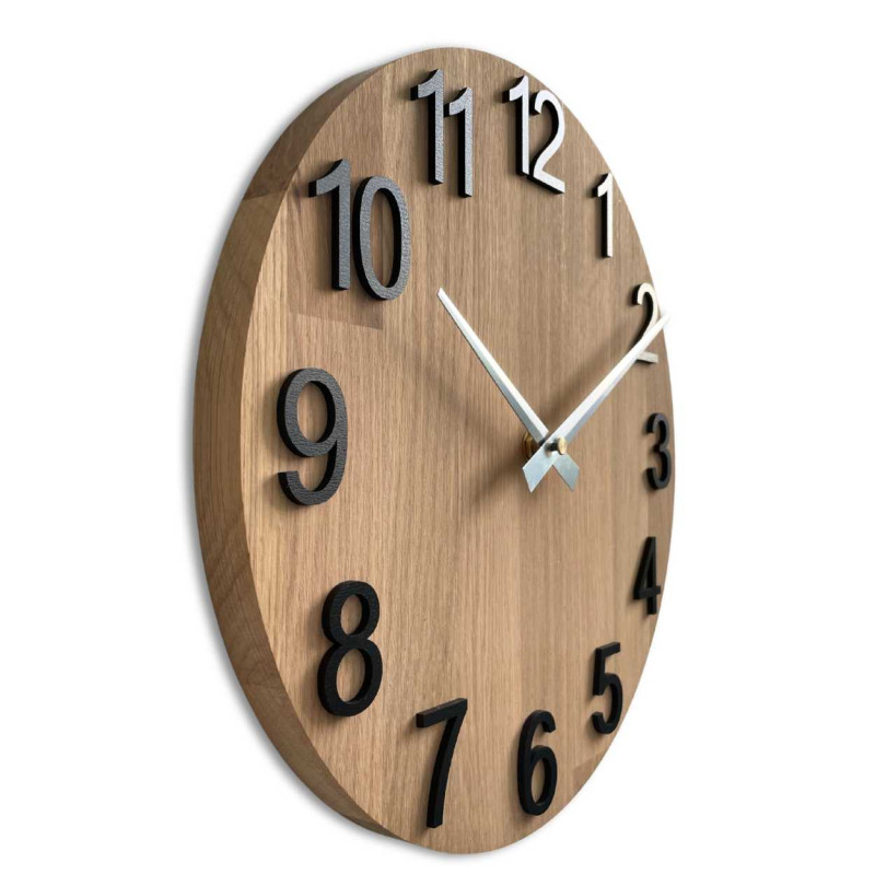 Minimalist circular clock with numbers and hands