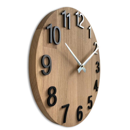 Minimalist circular clock with numbers and hands