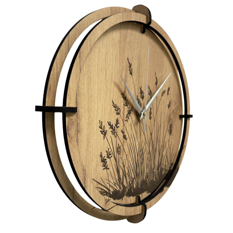 Round wooden clock with natural pattern