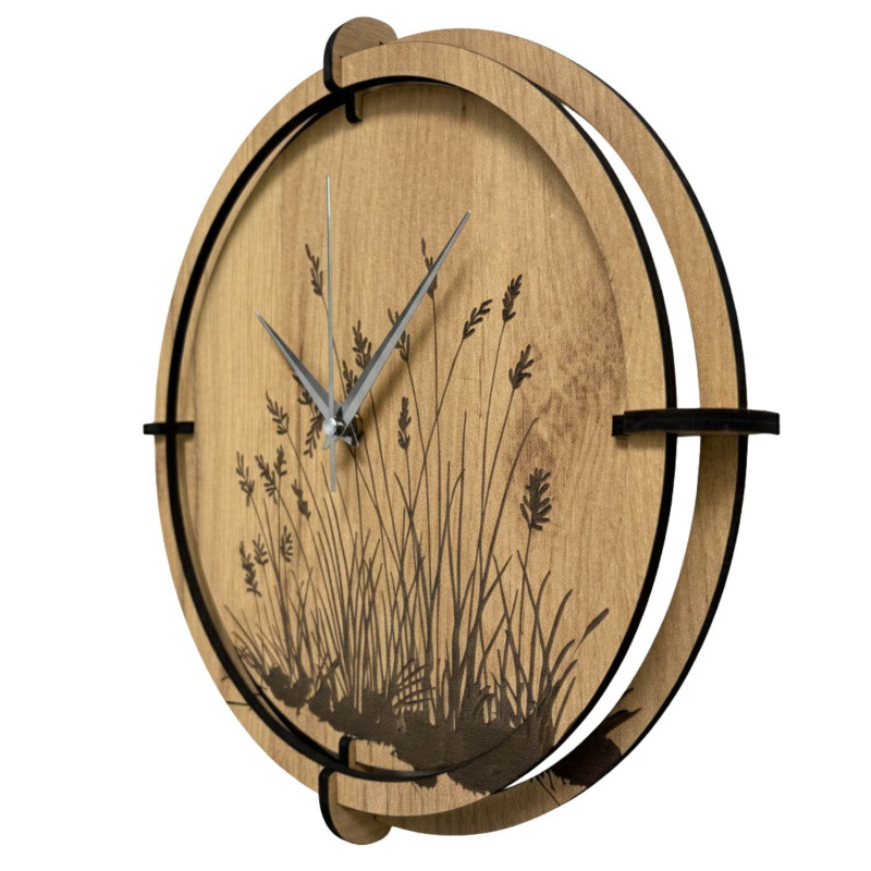 Round wooden clock with natural pattern
