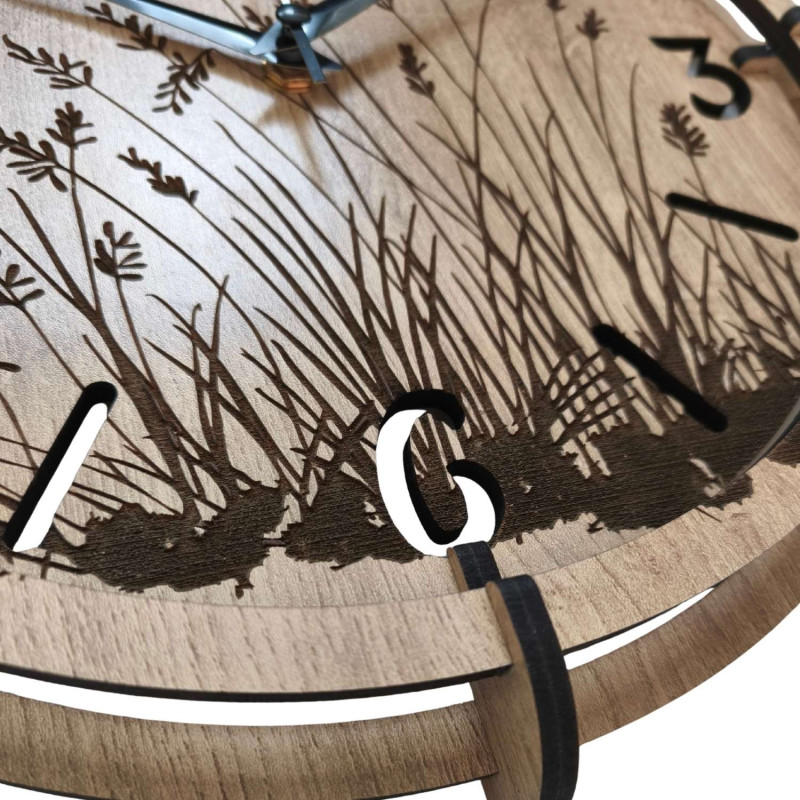Wooden clock with a delicate meadow grass motif and elegant numbers - ideal for the living room.