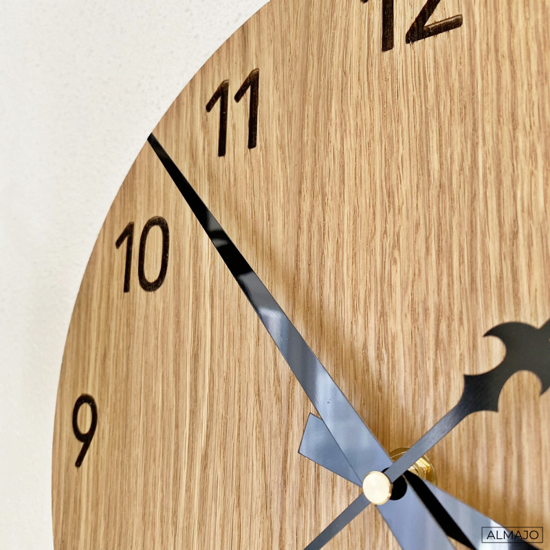 Modern wall clocks made of real oak wood bring a combination of craftsmanship, silence, and timeless aesthetics.